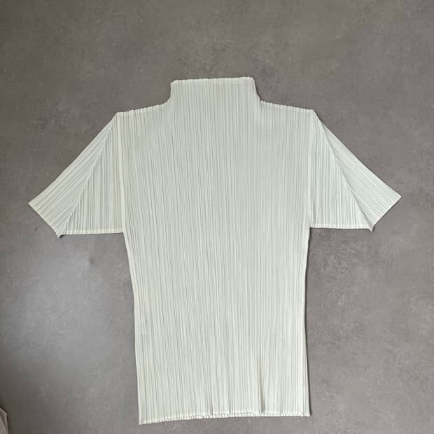 이세이미야케 플리츠 플리즈 하이넥 아이보리 반팔