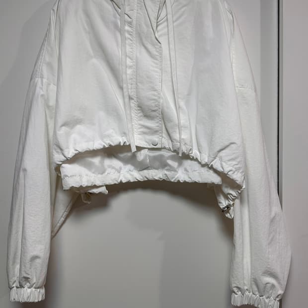 어썸에이치 화이트 크롭 후드 바람막이 자켓