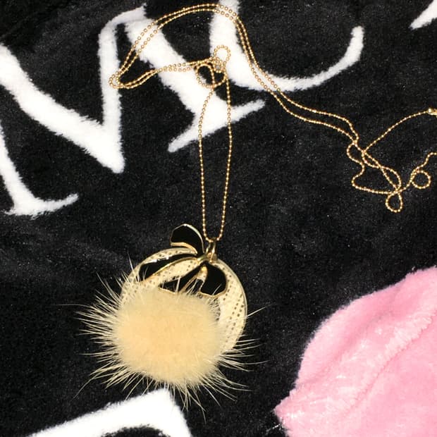 리본 퍼 목걸이