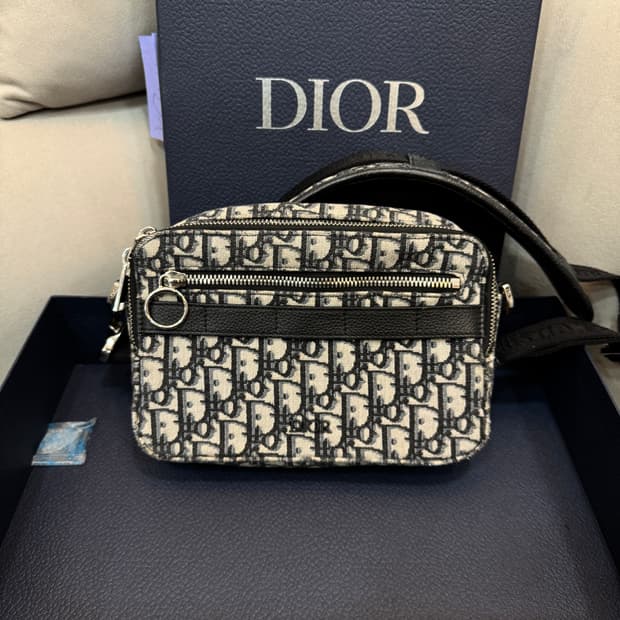디올 오블리크 사파리 메신저백 