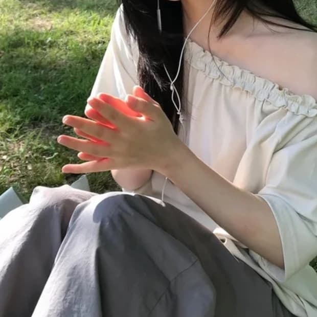 레터프롬문 소브 프릴 원숄더 반팔 민트베이지