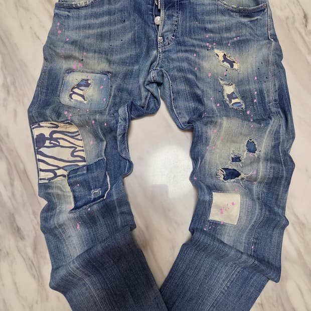 디스퀘어드 핑크페인트 메탈 패치 데님팬츠