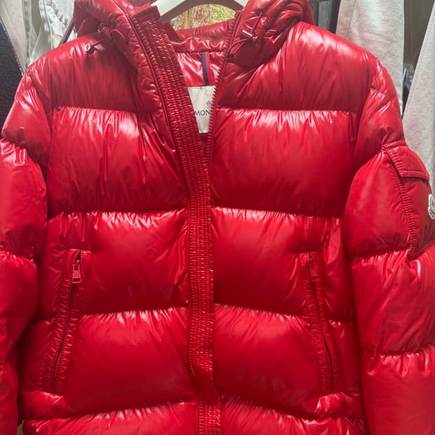 몽클레어 에크린스 3사이즈 팝니다.