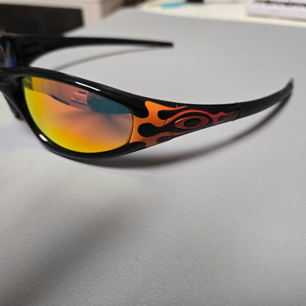 오클리 뉴스트레이트자켓 잿블랙 플레임