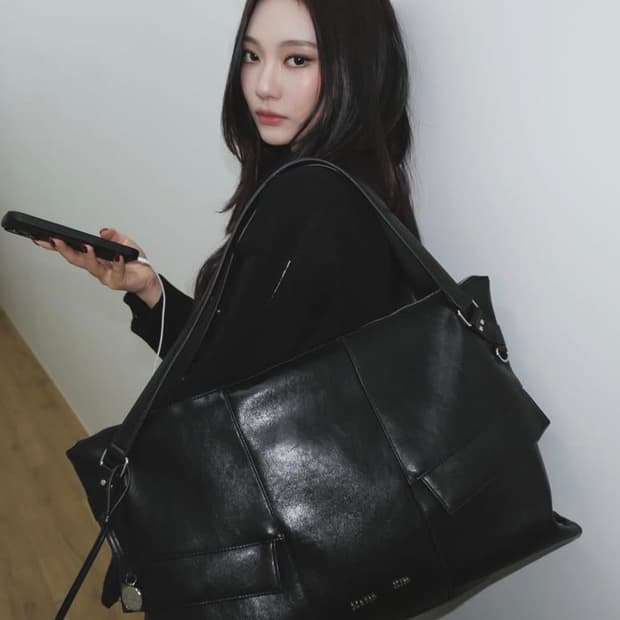 마뗑킴 WIDE NEMO BIG SHOULDER BAG IN BLACK
