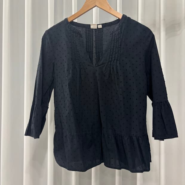 gap black dot blouse