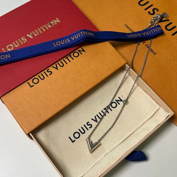 [정품] 루이비통 에센셜 V 목걸이 실버