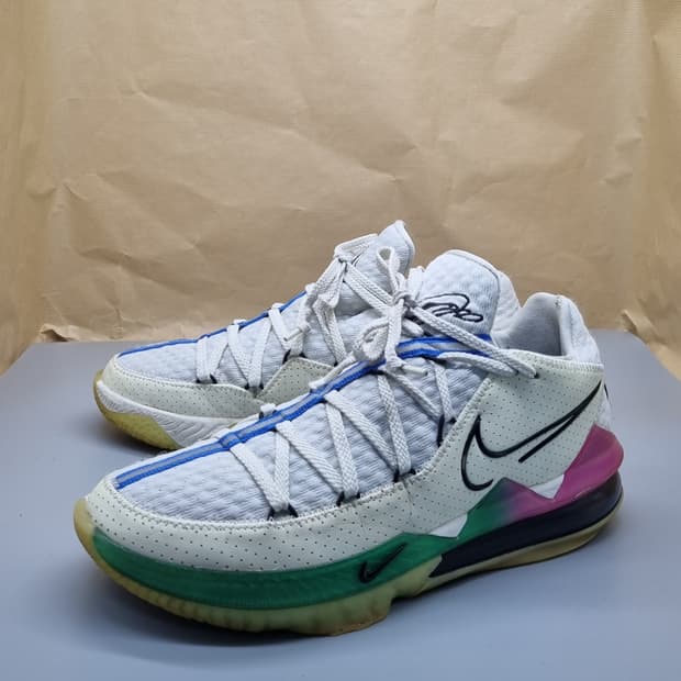 나이키 르브론17. 로우 글로우 농구화 290