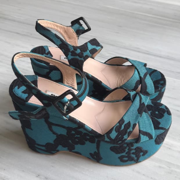 미우미우 플랫폼 웨지힐 샌들