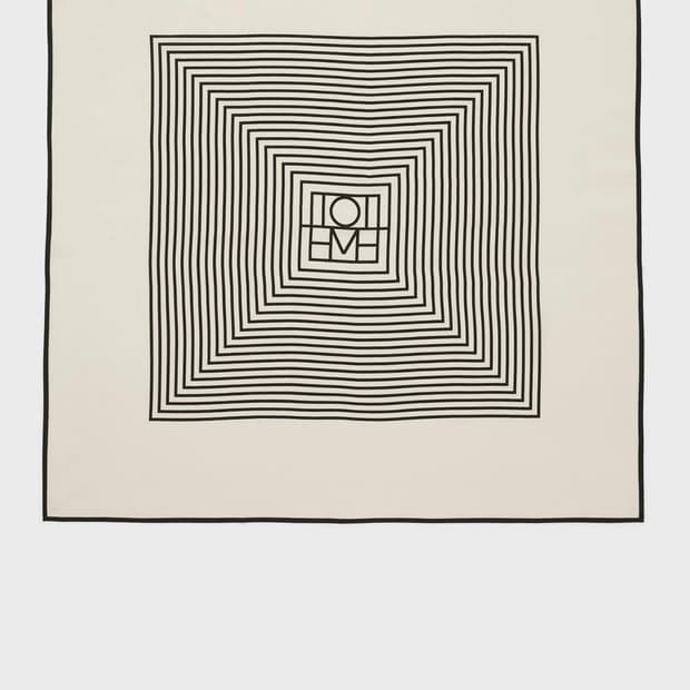 토템 센터드 모노그램 실크스카프 크림