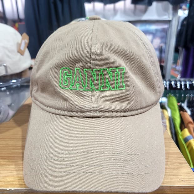 가니 볼캡 베이지색상입니다. 앞쪽에 GANNI 로고 자수가 포인트로 들어