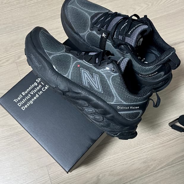 뉴발란스 x 디스트릭트 비전 프레쉬 폼 X 이에로 v8