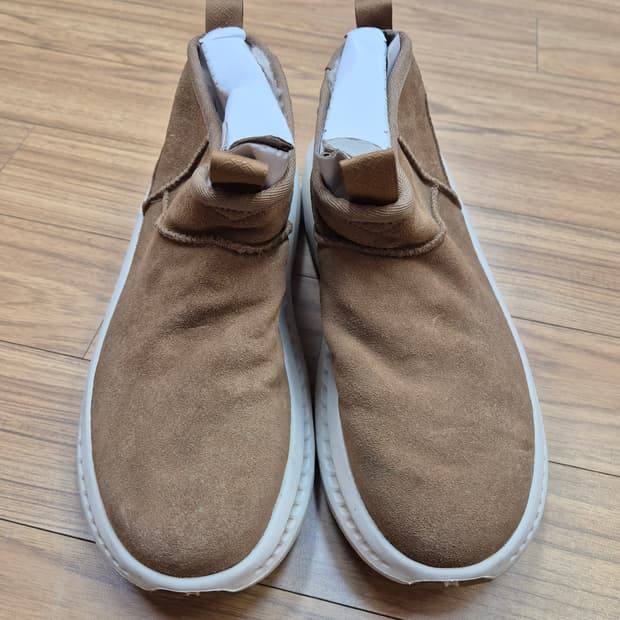 브라운 색상 UGG 어그 워커 판매합니다. 사이즈는 260mm이고, 남성