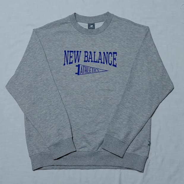 [L] 뉴발란스 에센셜 애슬레틱 펜던트 맨투맨 그레이