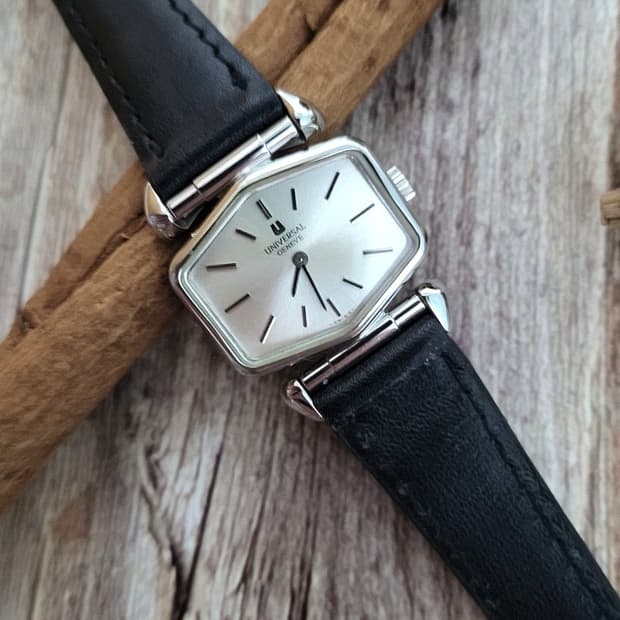 [특가상품]정품 빈티지 유니버셜 제네브 헥사곤케이스 힌지드러그 수동시계