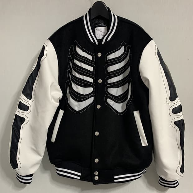 구매)써저리 바시티자켓 초판 M사이즈 구해요