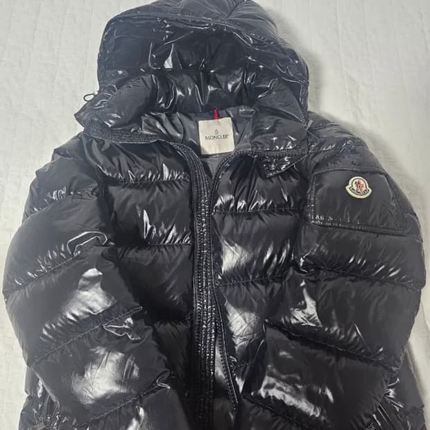 몽클레어 마야 블랙패딩 유광 25fw
