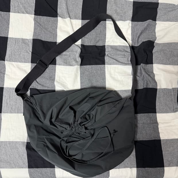 유니클로 U 드로스트링 숄더백