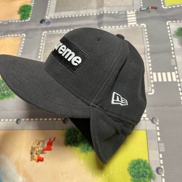 슈프림 폴라텍 이어플랩 뉴에라 블랙 7 1/4