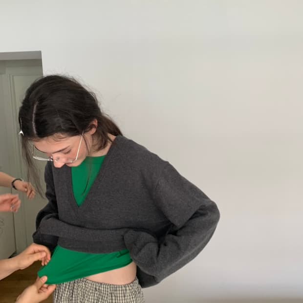 바스켓 울 딥브이넥 니트 차콜