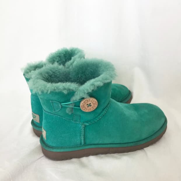 UGG Wood button  Mint Short Boots 