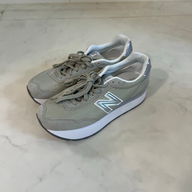 새제품 뉴발란스 여성 신발 (카키 그린 / 255mm)