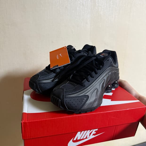 나이키 샥스 r4 블랙 브라이트 크림슨 230