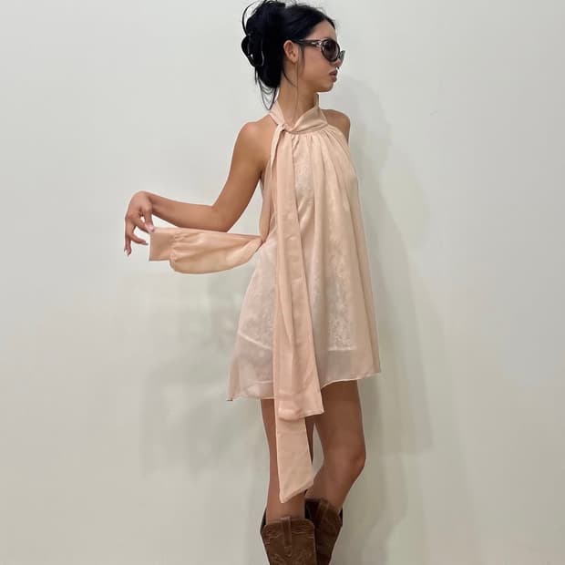 Mireva 레이스 홀터 블라우스 Lacy halter blouse