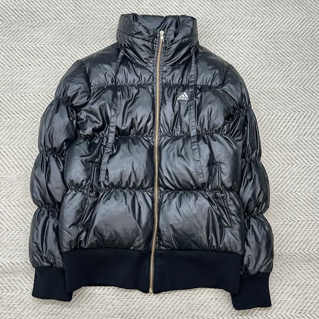 아디다스 유광 푸퍼패딩 r2939