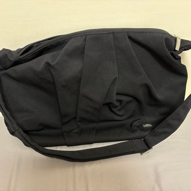 아더에러 스턱 프로덕트 크로스백