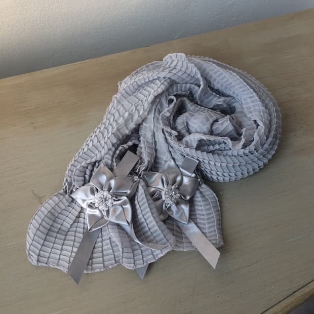 corsage point pleats scarf