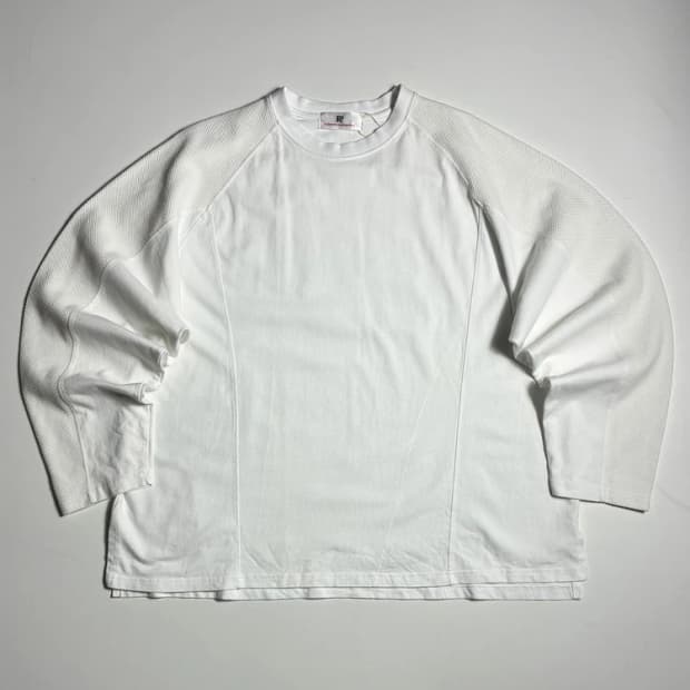 알쉬미스트 컨템포러리 화이트 절개 백 로고 롱 슬리브 R3195