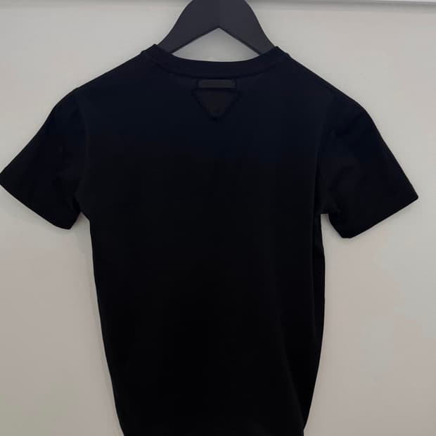 프라다 삼각패치 티셔츠