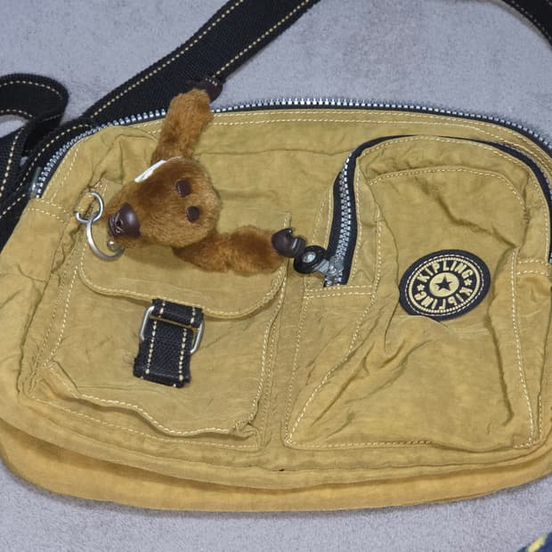 키플링 카멜 크로스백