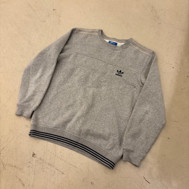아디다스 오리지널 스몰로고 그레이 맨투맨