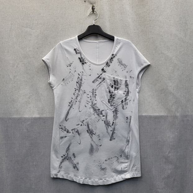 데무 프린팅 반팔 티셔츠