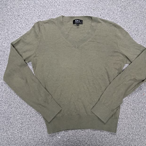 A.P.C. 브이넥 울캐시미어니트 카키색