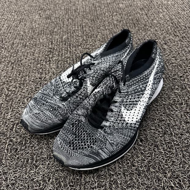 NIKE 나이키 플라이니트 레이서 오레오2 260사이즈