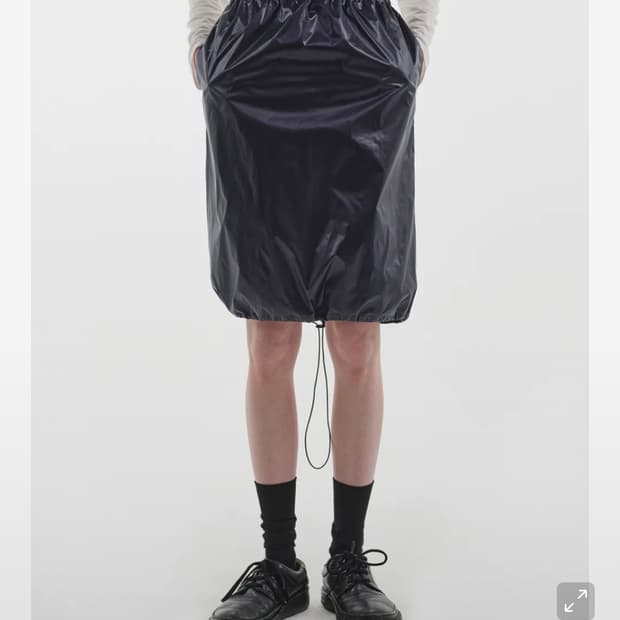 엔조블루스 밴딩 글로시 스커트