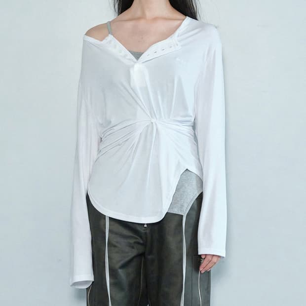 BUTTON HENLEY NECK TOP / WHITE