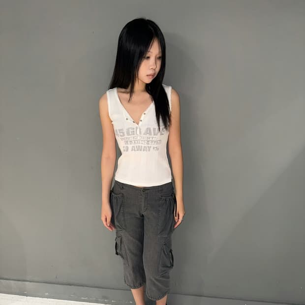 Lettering detail snap button sleeveless