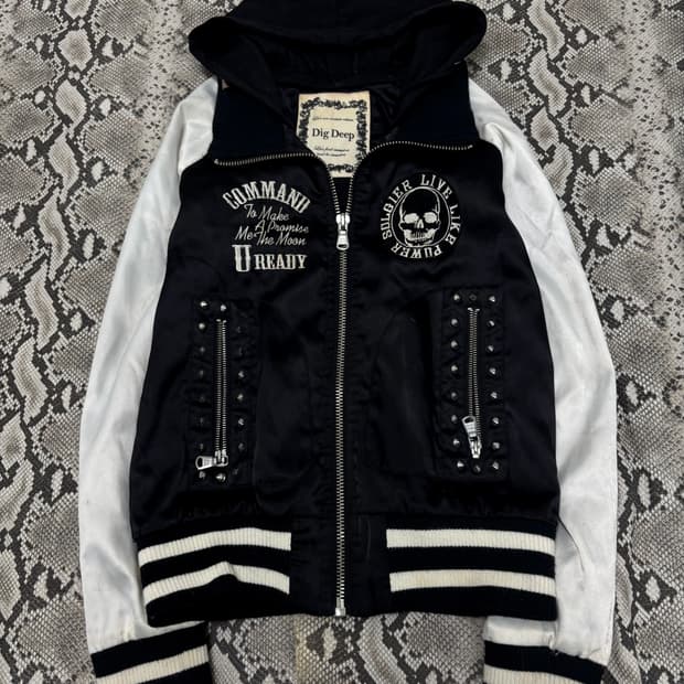  00‘s Rare Design Skull Patch&Stud Detai