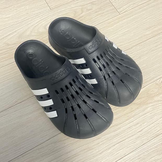 아디다스 아딜렛 클로그 슬리퍼 블랙 235