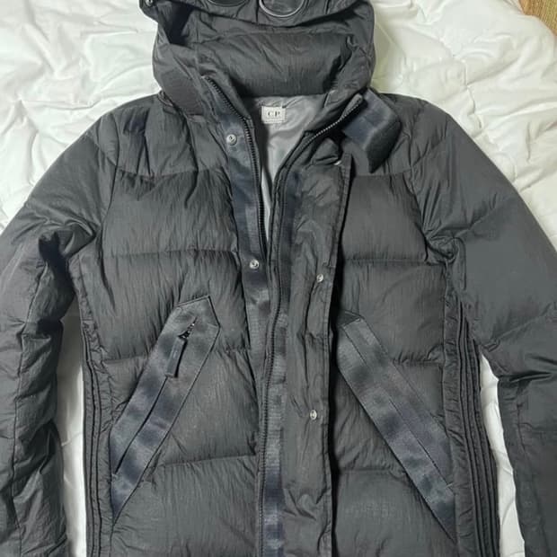 CP컴퍼니 남성 고글 패딩 블랙