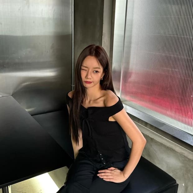 Yuse 유즈 스트링 오프숄더 탑 차콜 글로니 시눈 스컬프터