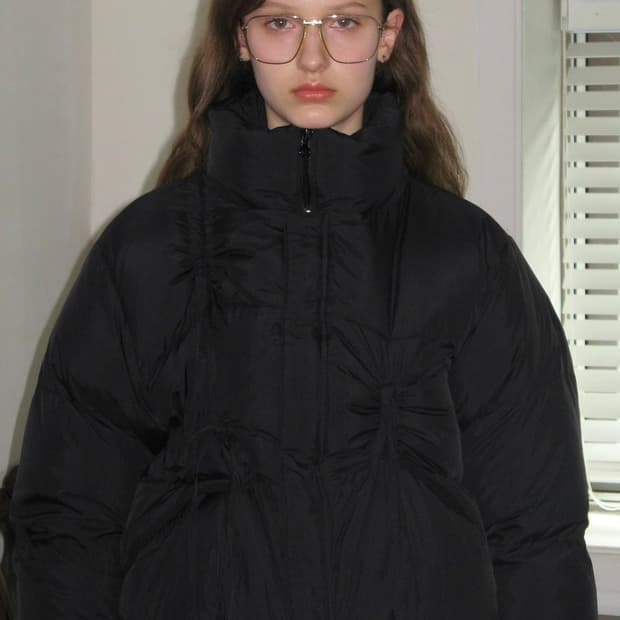 시눈 리본 디테일 푸퍼 재킷 블랙