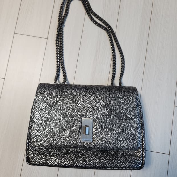 새상품급)쿠론 체인백 크로스백
여러 중고사이트에도 같이 판매하고 있어서 