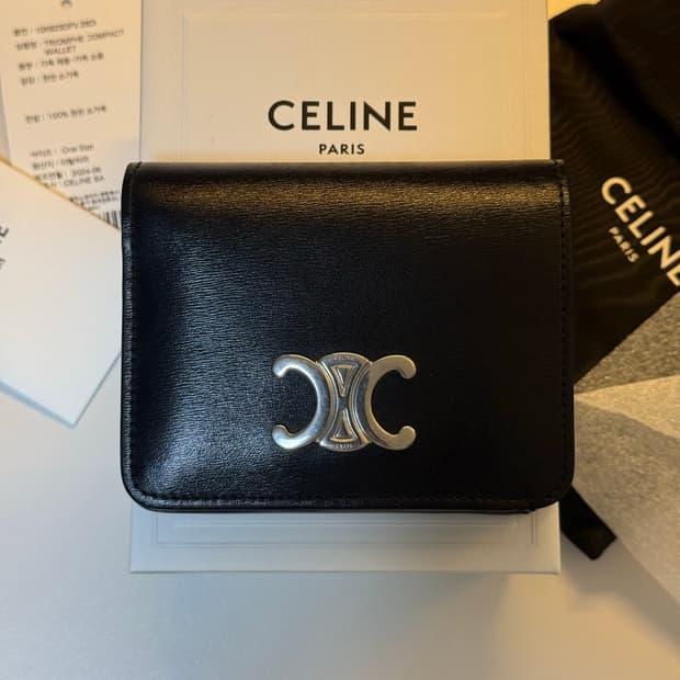 셀리느 트리옹프 컴팩트 지갑 판매합니다!