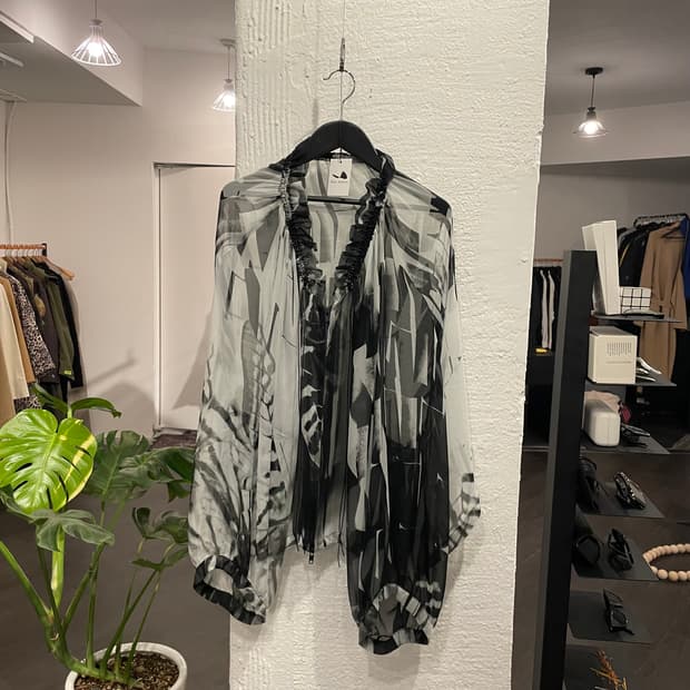 앤드뮐미스터 실크 그래픽 집업 블라우스