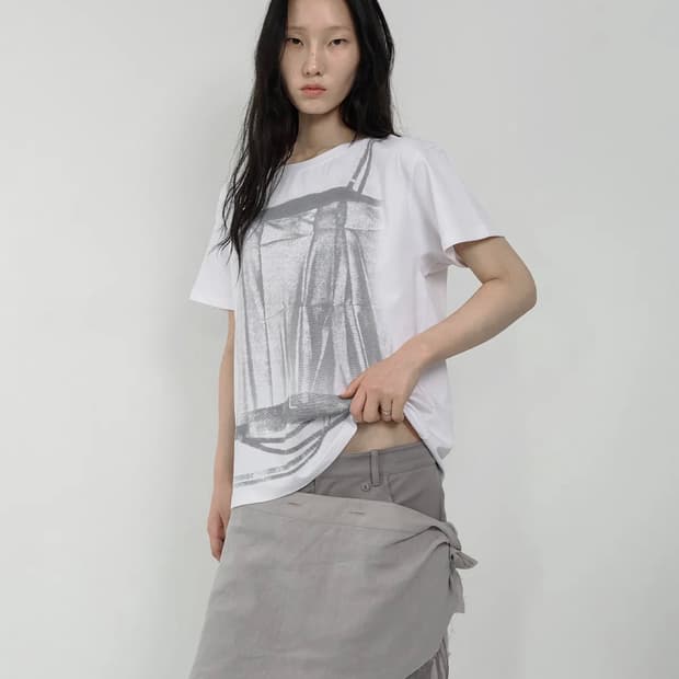 [당일배송] 나체 벨트 레이어 프린트 티셔츠 화이트 